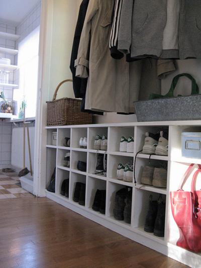 Organized_entryway_shoe_bag_holder_