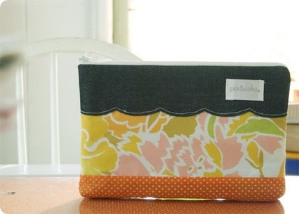 L a r g e . S c a l l o p . P o u c h . SALE