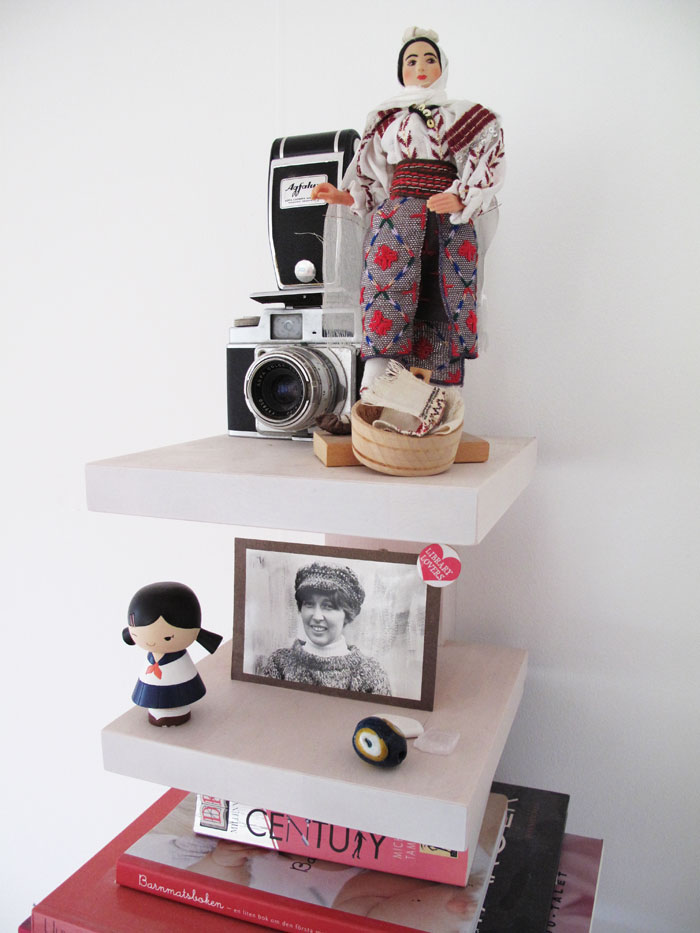 Aprill aprill - shelves