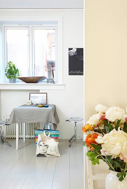 Inspirational spaces - table + bags