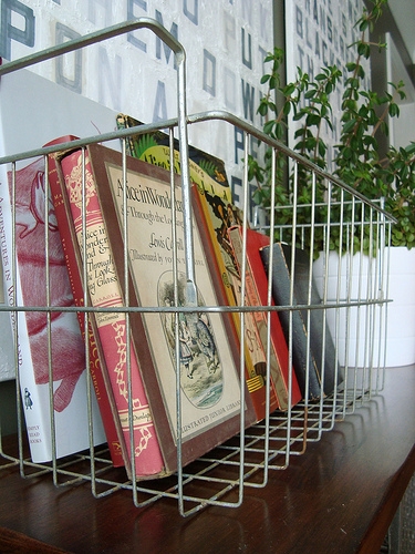Deco my place - books in a wire basket
